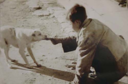 Σκηνή από το ντοκιμαντέρ Η Γενοκτονία της Μνήμης