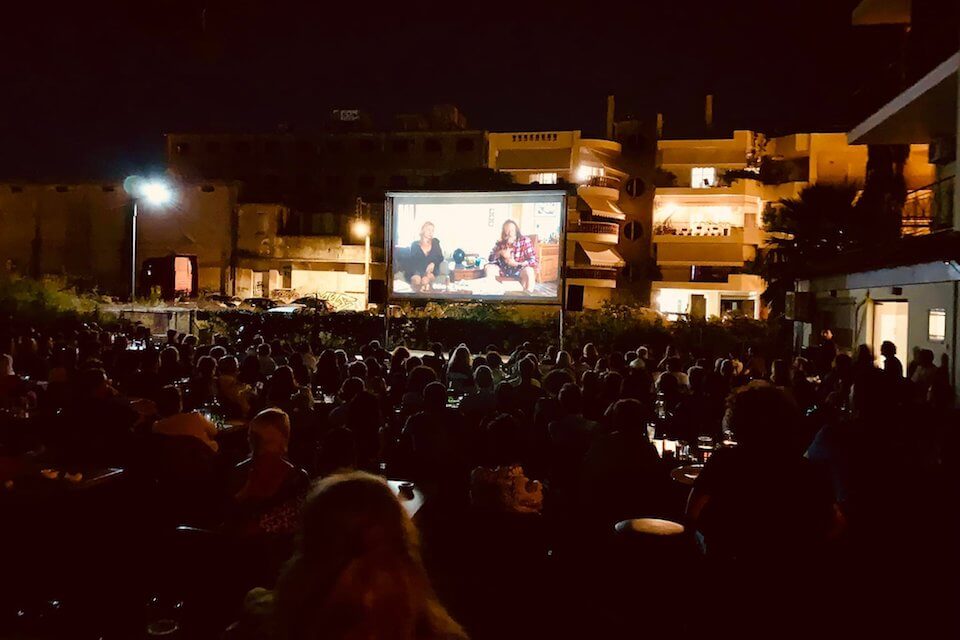 θεατές παρακολουθούν ταινία στο Vista Marina
