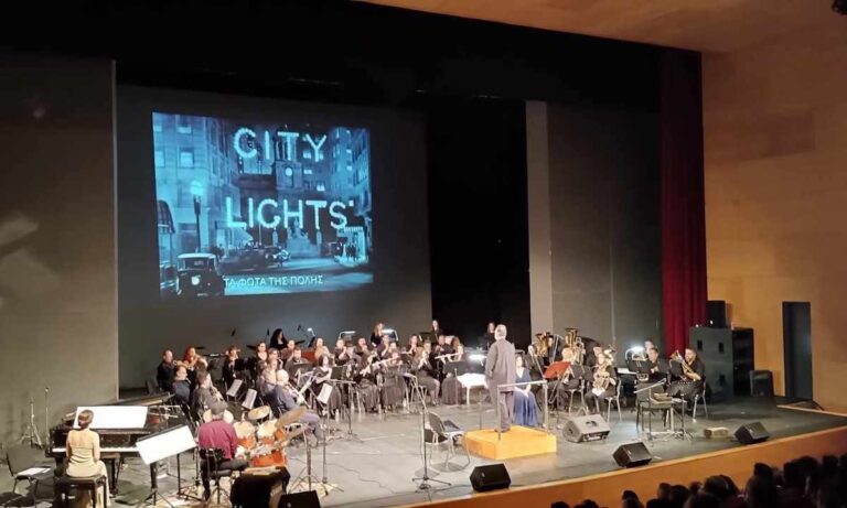 Πλήθος κόσμου παρακολουθεί την προβολή της ταινίας Τα Φώτα της Πόλης με ζωντανή μουσική
